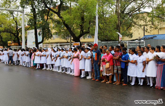 அமைதி காக்கும் பணிகளின் போது பலியான இராணுவத்தினருக்கு பொதுமக்களது  கௌரவ மரியாதைகள் 