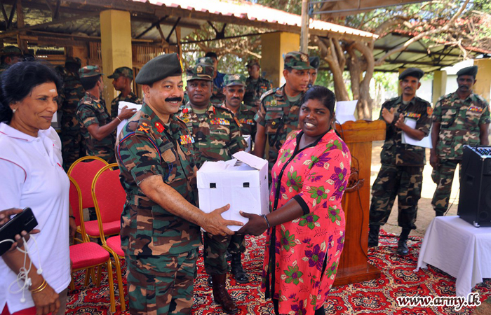 Kilinochchi Troops Continue Their Helping Hand to Both Civilians & Flood-Affected Students