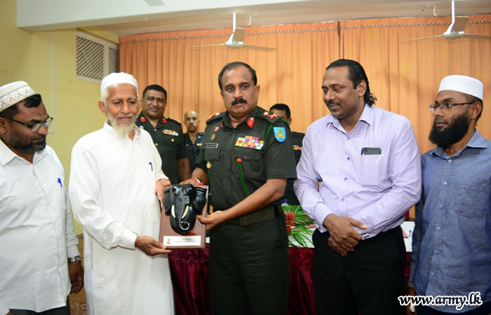 East Commander Meets Muslim Religious Leaders