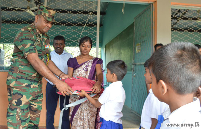 ‘සෙනෙහෙ සියපත’ වැඩසටහනේ 4 වන අදියරය යටතේ කිළිනොච්චි ප්‍රදේශයේ සිසුන් සඳහා පාසල් උපකරණ තොගයක් බෙදාදේ.