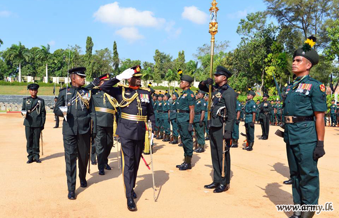 යුද්ධ හමුදාධිපතිතුමන් අඹේපුස්සෙ පිහිටි ශ්‍රි ලංකා සිංහ රෙජිමේන්තුවේ සංචාරයක නිරතවිය