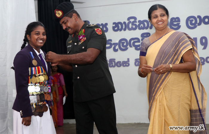 மேற்கு பாதுகாப்பு படைத் தளபதியால் மாணவ தலைவி சின்னம் சூட்டும் நிகழ்வு