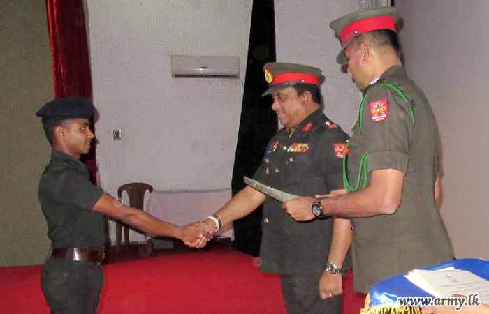 Jaffna Soldiers Brush Up English Skills  
