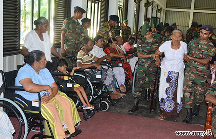 වන්නි ප්‍රදේශයේ භට පිරිස් ආබාධිත සිවිල් වැසියන් 22 නෙකු හට රෝද පුටු හා සැරයටි පරිත්‍යාග කරයි.