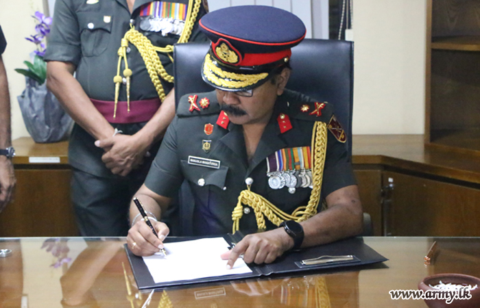 யக்கல இராணுவ சீருடைத் தொழிற்சாலை (ரணவிரு அபரல்) புதிய படைத் தளபதியவர்கள் கடமைப் பொறுப்பேற்பு 