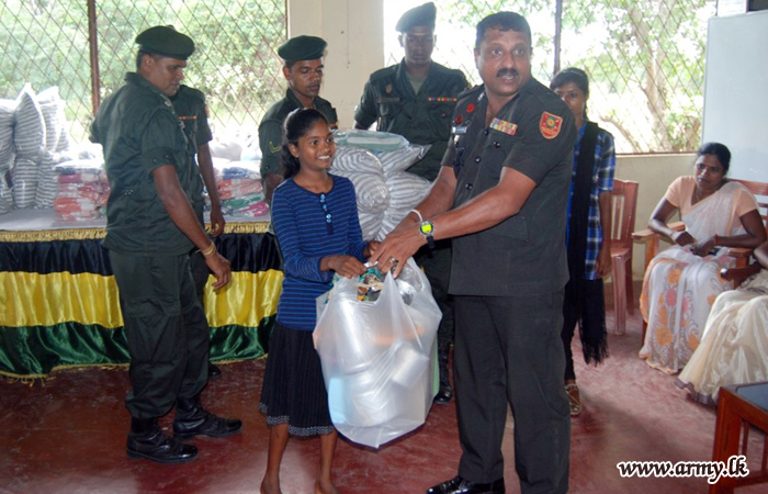 கிளிநொச்சி இராணுவத்தினரால் பொதுமக்களுக்கு நிவாரண உதவிகள்