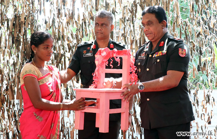 යුද්ධ හමුදාවේ මූලිකත්වයෙන් යාපනයේ පිහිටි පෙර පාසලකට සහ ප්‍රජා මධ්‍යස්ථාන කිහිපයකට නව ගෘහභාණ්ඩ පරිත්‍යාගයක්