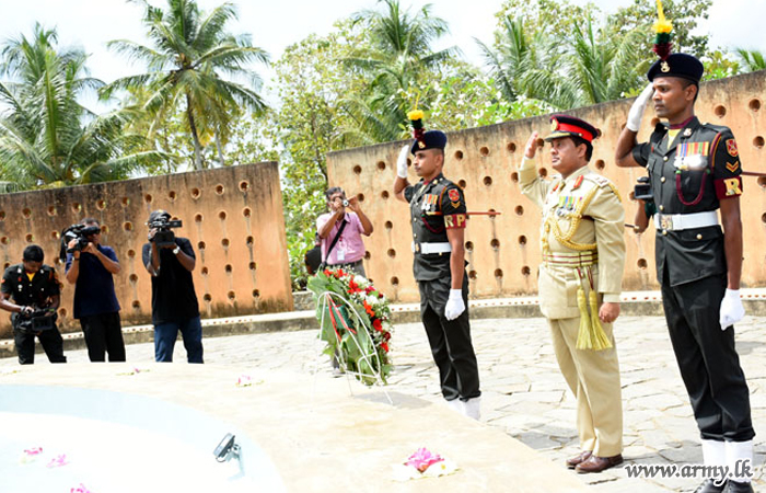 විජයබාහු පාබල රෙජිමේන්තුවේ ‘නිහැඬියාවේ හඬ’ රණවිරු ස්මාරකය අභියස දී රට වෙනුවෙන් දිවිපිදු විරෝධාර රණවිරුවන් සිහිපත් කෙරේ