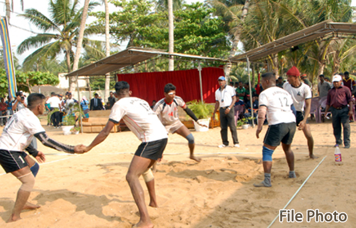 අන්තර් සමාජ කබඩි තරඟාවලියේ දී යුද්ධ හමුදා කබඩි ක්‍රීඩකයින් දස්කම් දක්වයි