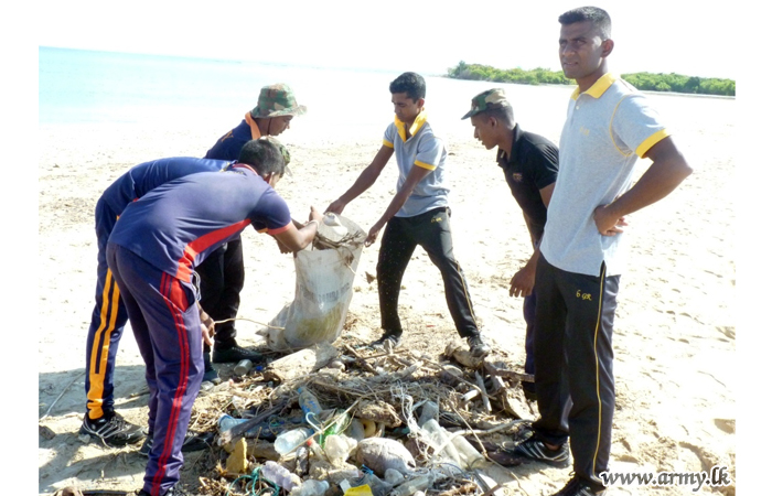 Troops of 233 Brigade Clean Challathiv Beach Front