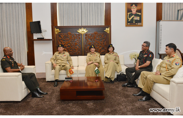 Pakistan Army Medical Corps Team Meets Commander