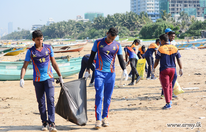 Over 250 Army Personnel Clean Beach Patch in Colombo South