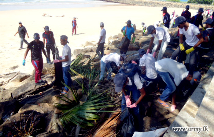 581 Brigade Troops Give Assistance to Clean Beach Patch in Galle