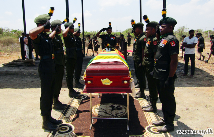 Troops Salute Their Retired Jaffna Comrade