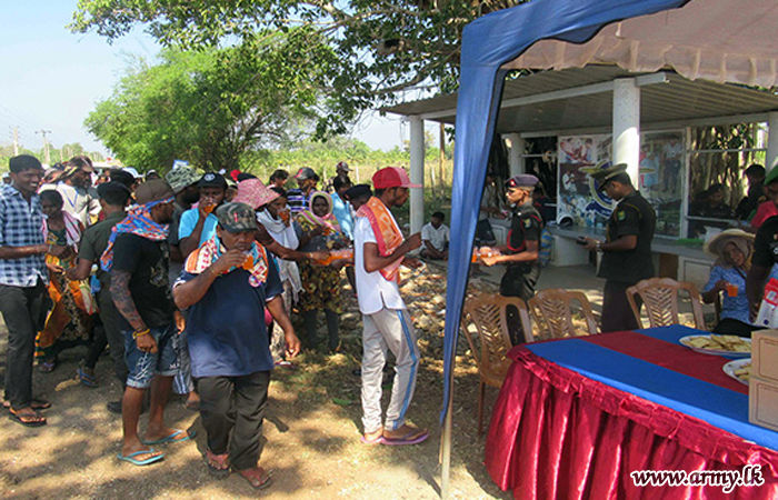 Vavuniya-bound Catholic Pilgrims Provided Army Hospitality 