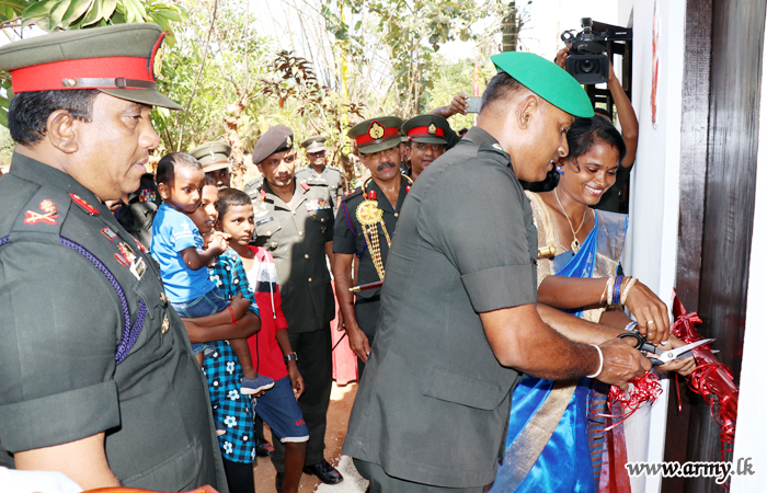 யாழ் படையினரால் வறிய குடும்பத்தினருக்கு இரு புதிய வீடுகள் நிர்மானித்து வழங்கல்