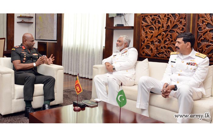 Pakistan Navy Staff Course Attendees in Sri Lanka Meet Commander