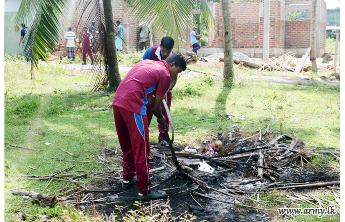 581 වන බලසේනාවේ භටපිරිස් නව අවුරුදු සමයේ ඇතිවූ හදිසි තත්ත්වයට ප්‍රතිචාර දක්වමින් ඩෙංගු මර්ධන වැඩසටහනක් සඳහා එක්වෙයි