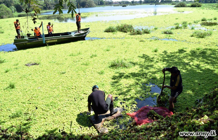 கிழக்கு படையினரால் நீர்த்தாங்கி சுத்திகரி;ப்பு மற்றும் மதிய உணவு வழங்கல்