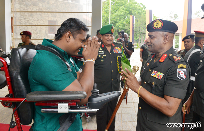 Commander Takes New Year Gifts to MSM Inmates