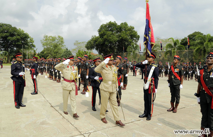 131 වන රෙජිමේන්තු සංවත්සර පෙළපාළියේදී නික්ම යන කර්නල් සේනාවිධායකතුමන් හට ගෞරවාචාර 