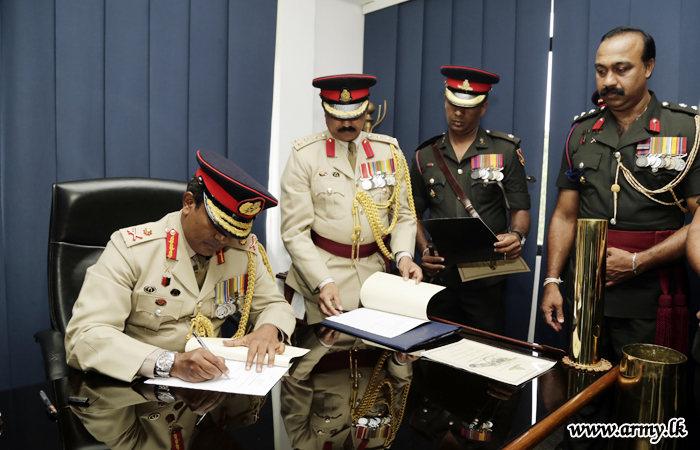 නව ශ්‍රී ලංකා කාලතුවක්කු හමුදා කර්නල් සේනාවිධායක සිය කාර්යාලයේදි රාජකාරීන් අරඹයි  