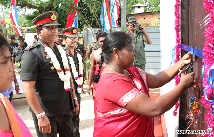 යාපනයේ යුද්ධ හමුදා භටපිරිස් විසින් තෝලපුරම් ප්‍රදේශයේ අසරණ පවුලකට නව නිවසක් ඉදිකරදෙයි