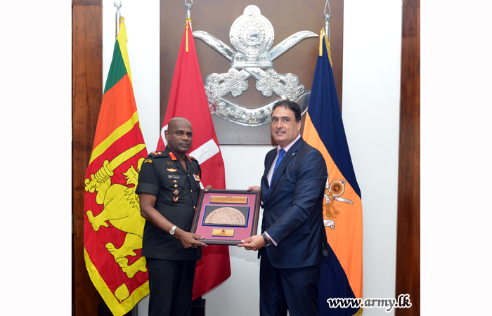 Switzerland Ambassador Calls on the Army Commander