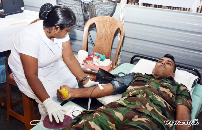 Over 500 Troops Offer Blood to Mullaittivu Patients for Vesak & War Heroes’ Day 