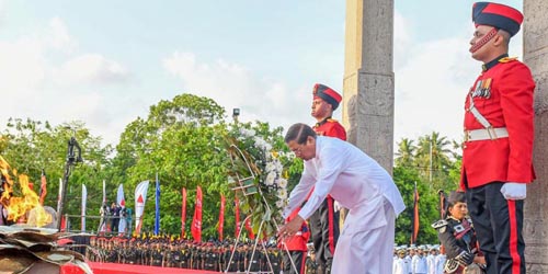 ත්‍රිවිධ හමුදාවේ සහ පොලිසියේ රට වෙනුවෙන් දිවිපිදු විරෝදාර රණවිරුවන්ගේ සදාකාලික මතකයන් ජාතික රණවිරු දිනයේ බත්තරමුල්ල රණවිරු ස්මාරකය අභියස දී සිහිපත් කරයි