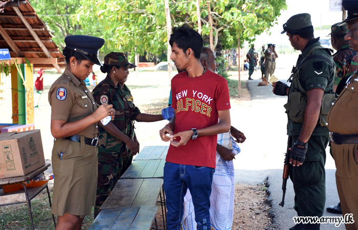 යුද්ධ හමුදා සාමාජිකයින් ශ්‍රී මුතූ මාරී අම්මාන් කෝවිල් පූජාවට පැමිණි බැතිමතුන්ගේ ආරක්‍ෂාව තහවුරු කරයි