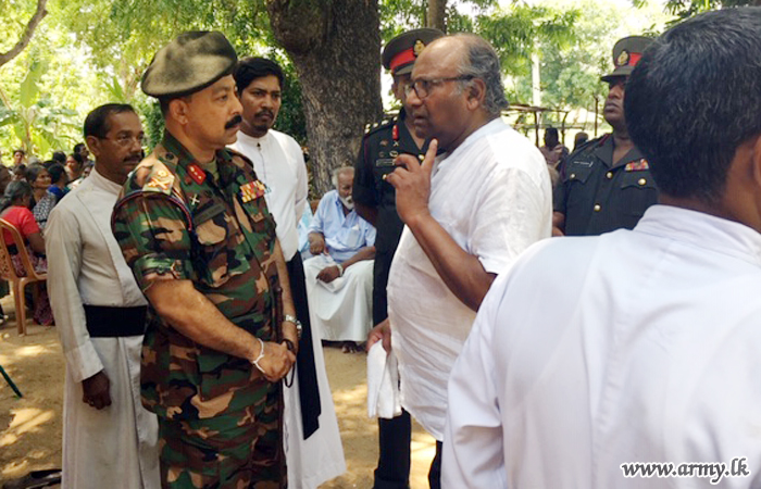 කිලිනොච්චි ආරක්‍ෂක සේනා ආඥාපති ‘දේවස්ථානයේ මව්තුමියගේ’ දේහයට අවසන් ගෞරව දක්වයි