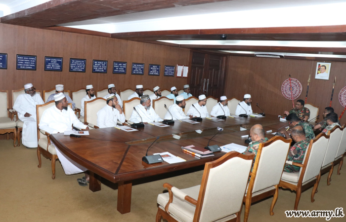 Moulavis & Muslim Community Leaders Meet Jaffna Commander 