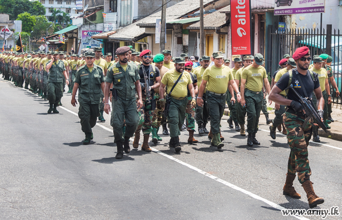 “රණකාමීන්ගේ පා ගමනේ” නිරත ගුවන් සංක්‍රමික බලසේනා භටපිරිස් ප්‍රදේශවාසීන් විසින් ගෞරවාන්විතව පිළිගනී