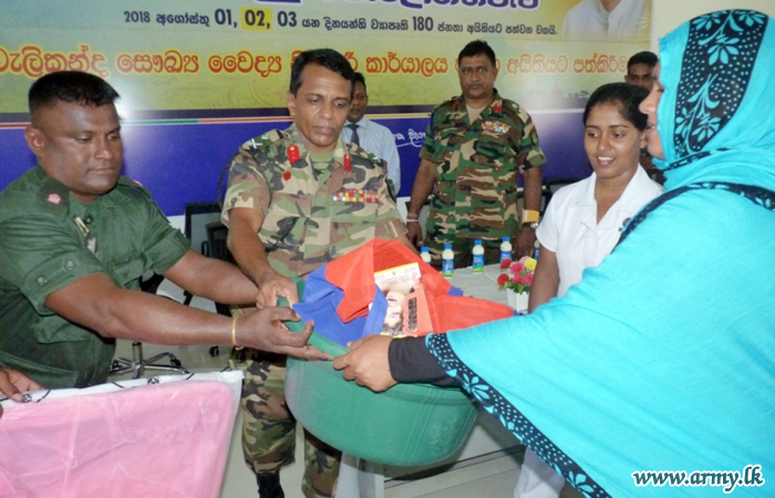 இராணுவத்தினரால் பொருட்கள் நன்கொடையாக வழங்கி வைப்பு