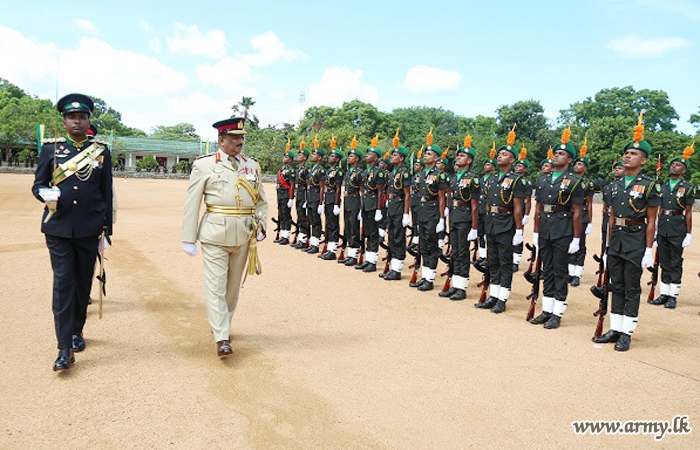 නව උසස්වීම් ලැබූ මේජර් ජෙනරාල් පී.ජේ. ගමගේ ගජබා රෙජිමේන්තු මූලස්ථානයේ දී උණුසුම් අයුරින් පිළිගනී