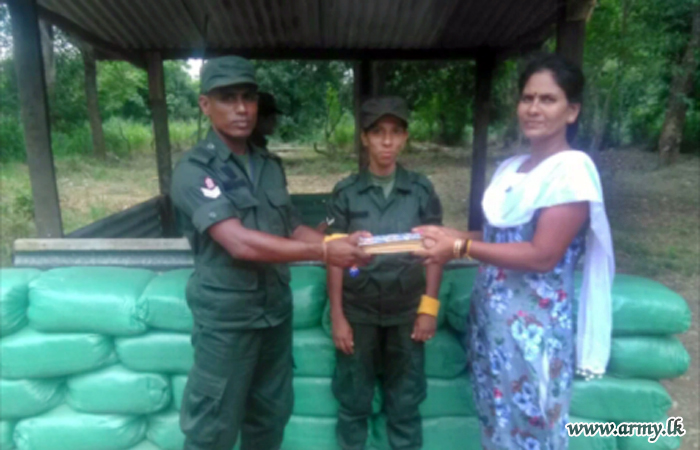 Staff Sergeant cum Good Samaritan Returns Tamil Woman’s Wallet with Valuables