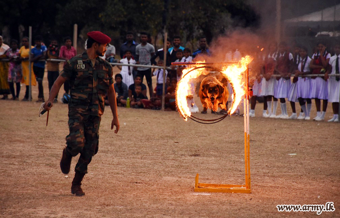 57, 65 සහ 66 වන සේනාංකයන්හි යුද්ධ හමුදා සාමාජිකයින් කිලිනොච්චි ප්‍රදේශයේ සිවිල් වැසියන් විනෝදාස්වාදයට පත් කරයි 