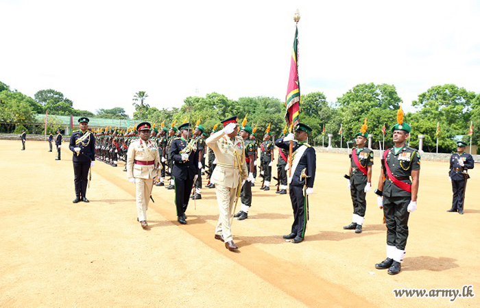 නුදුරේදී යුද්ධ හමුදා දිවියෙන් විශ්‍රාම ගැනීමට නියමිත මේජර් ජෙනරාල් නිශ්ශංක රණවන හට සිය රෙජිමේන්තුවේ ගෞරවාචාරය