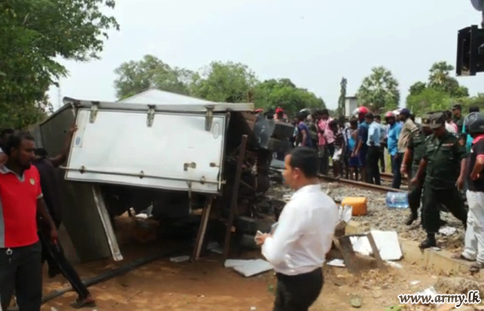 ට්‍රක්රථ - දුම්රිය අනතුරින් යුද්ධ හමුදා සෙබළුන් හය දෙනෙකු මියයයි