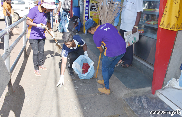 Troops Join Bandarawela City Cleaning Project