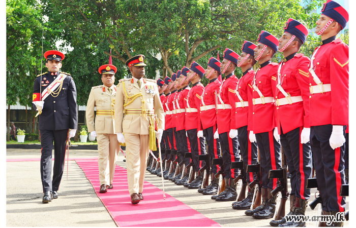 නාරහේන්පිට පිහිටි ශ්‍රී ලංකා යුද්ධ හමුදා පොලිස් හේවා බලකා රෙජිමේන්තු මූලස්ථානයේ දී යුද්ධ හමුදාධිපතිතුමන් පොලිස් හේවා බලකා භටපිරිස් අමතයි 