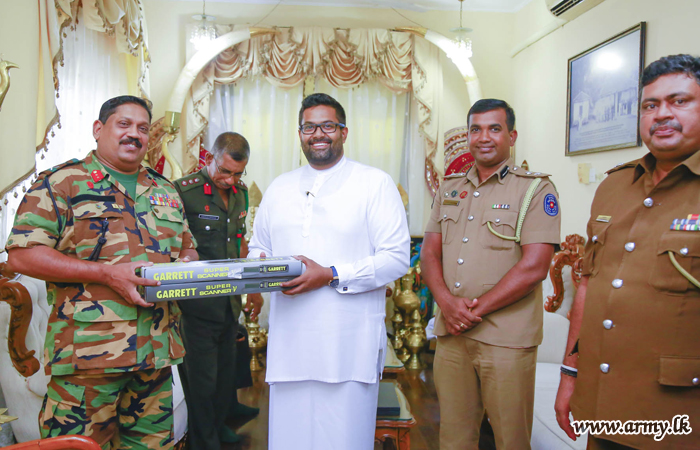 கதிர்காமம் பிரதேசத்தில் பணியாற்றும் முப் படையினர்  மற்றும் பொலிஸாருக்கு வழங்கும் உலோக சோதனை உபகரணங்கள் வழங்கும் நிகழ்வு 