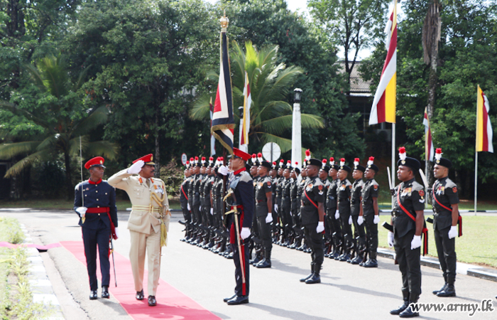 නව තනතුරේ රාජකාරී භාරගැනීම සඳහා බටහිර ආරක්‍ෂක සේනා ආඥාපතිතුමන් සිය ධූරයෙන් නික්මයයි