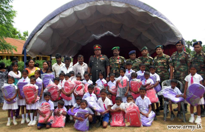 வறிய மாணவர்களுக்கு தமது பணத்தின் மூலம் பாடசலை உபகரணங்களை வழங்கிய படையினர்