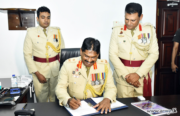 இலங்கை இலேசாயுத காலாட் படையணியின் புதிய தளபதிக்கு வரவேற்பு மரியாதை 