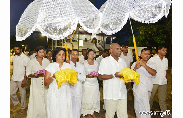 යුද්ධ හමුදා සේවා වනිතා ඒකකය කතරගම කිරිවෙහෙර පූජාභූමියේ පැවැති ආගමික වතාවත්වලට එක්වෙයි