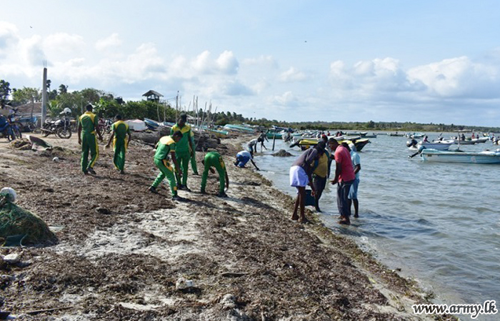 Troops Clean Nachchikuda Beach 