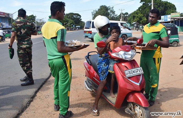 எசெல போயா தினத்தை முன்னிட்டு நாச்சிக்குடா பொது மக்களிற்கு இலவச குளிர்பாணம் மற்றும் சிற்றுண்டிகள் வழங்கிவைப்பு