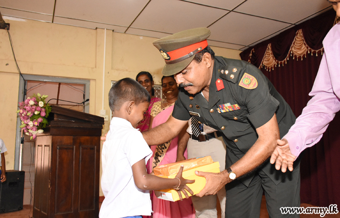 படையினரால் பாடசாலை மாணவர்களுக்கான பாடசாலை உபகரணங்கள் வழங்கி வைப்பு